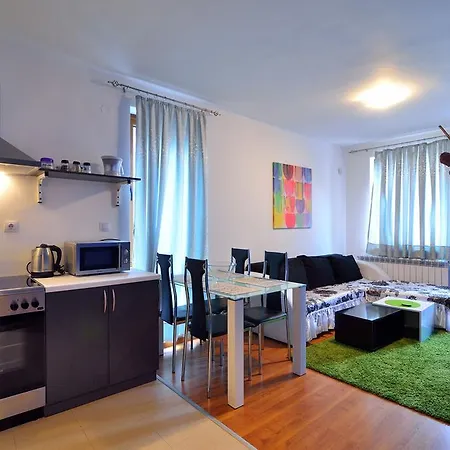 Apartment Cozy With Mountain View